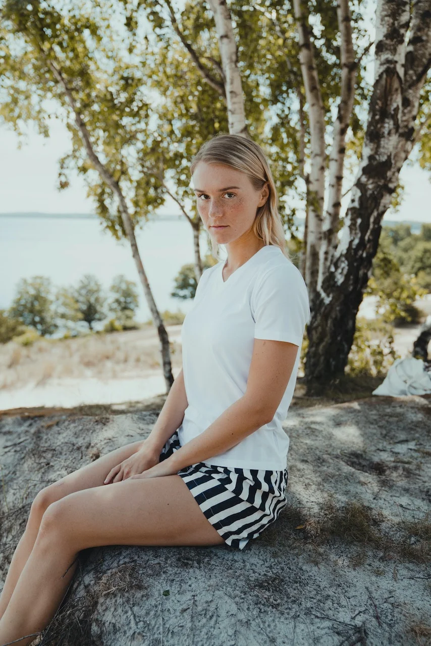 T-SHIRT I TENCEL™ MED V-HALS - HVID - Image 7