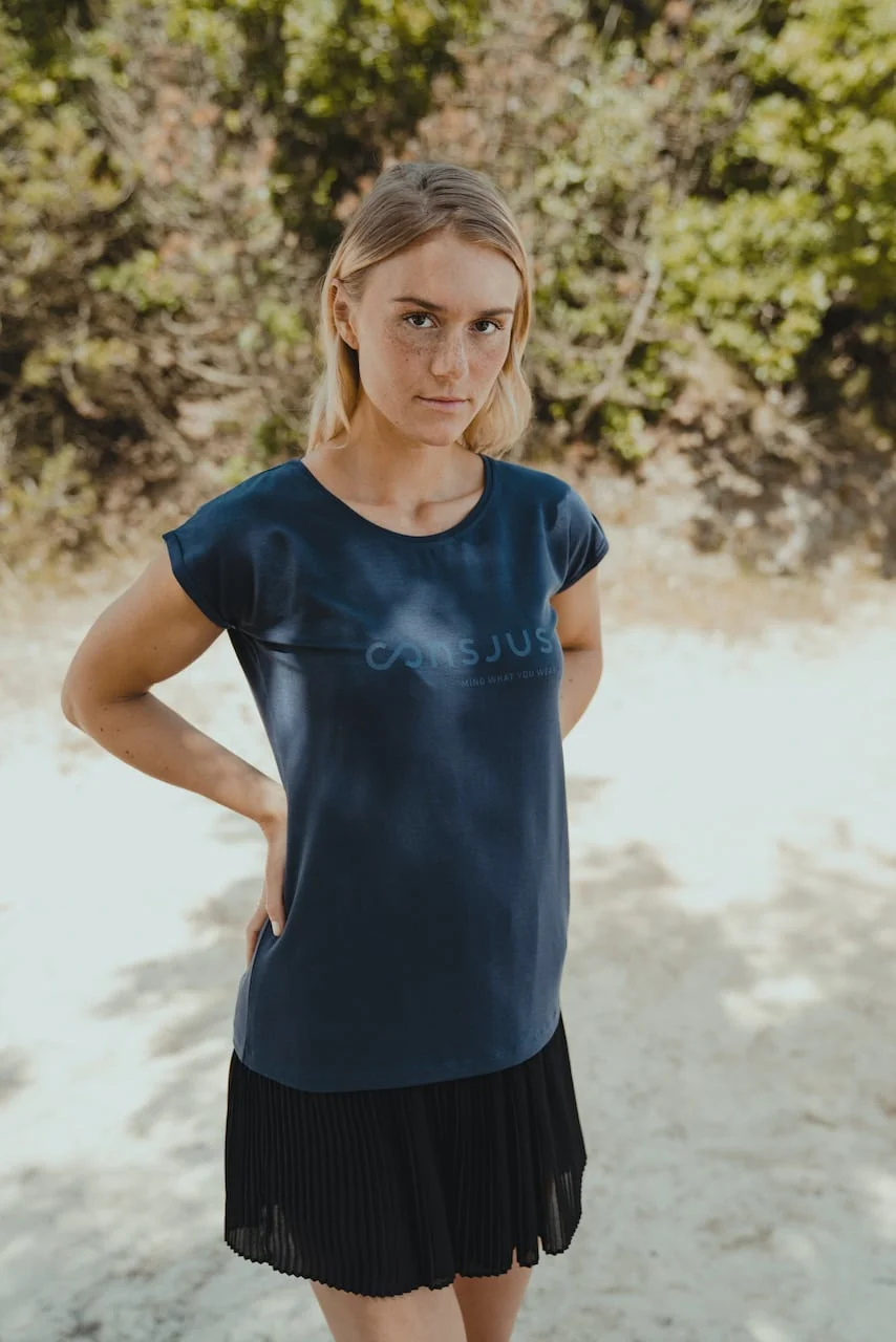 T-SHIRT I TENCEL™ MED LOGO - NAVY