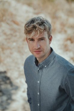 BUTTON-DOWN SKJORTE MED RECYCLED BOMULD - BLÅ MED DOTS