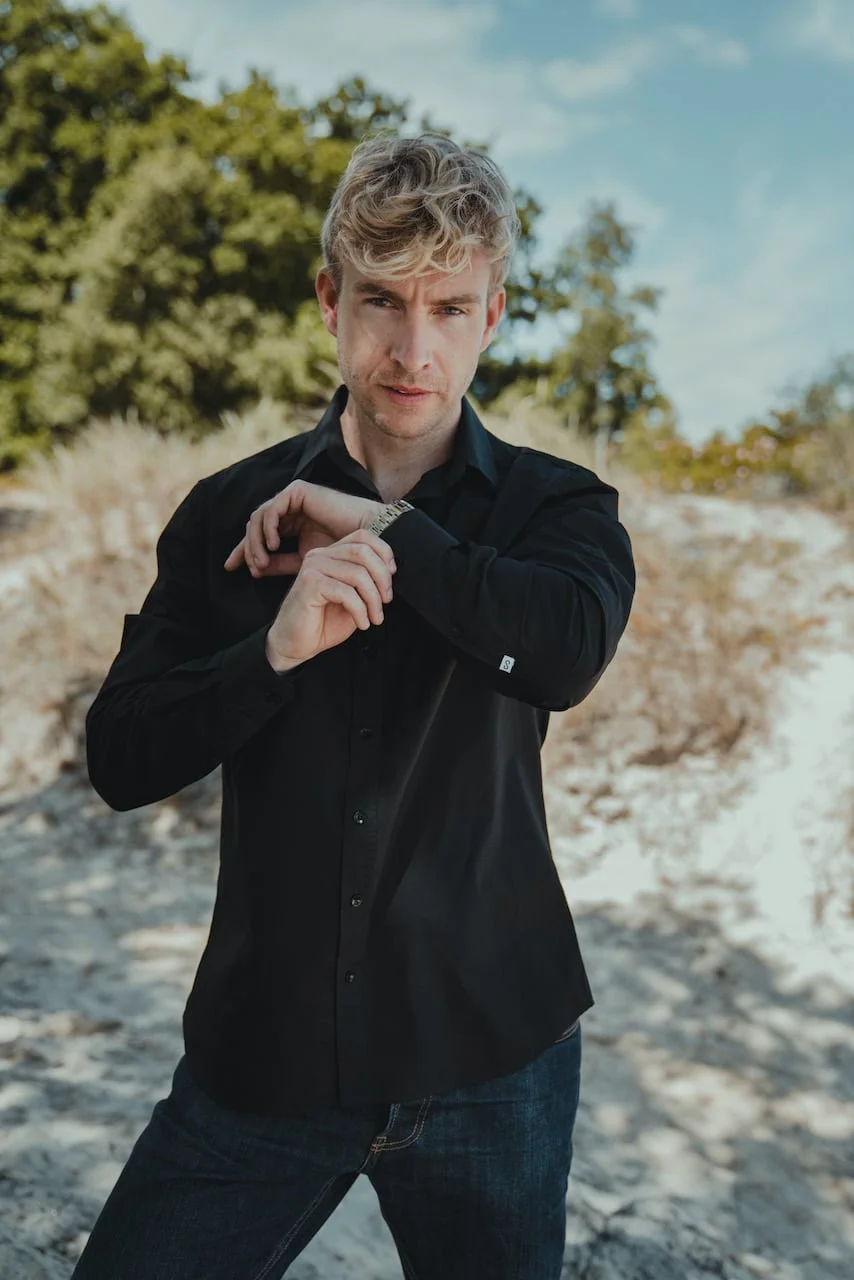 POPLIN SKJORTE I SLIM FIT - SORT