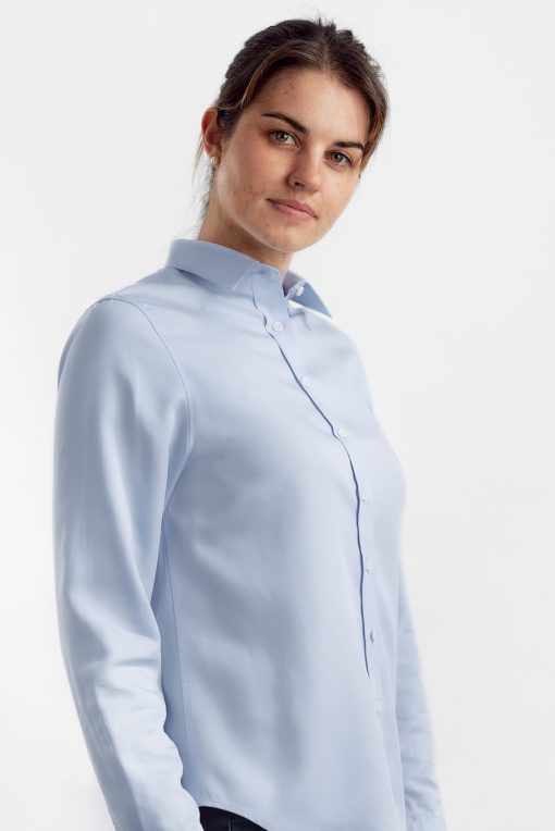 Dameskjorte i Tencel i farven lyseblå fra Consjus