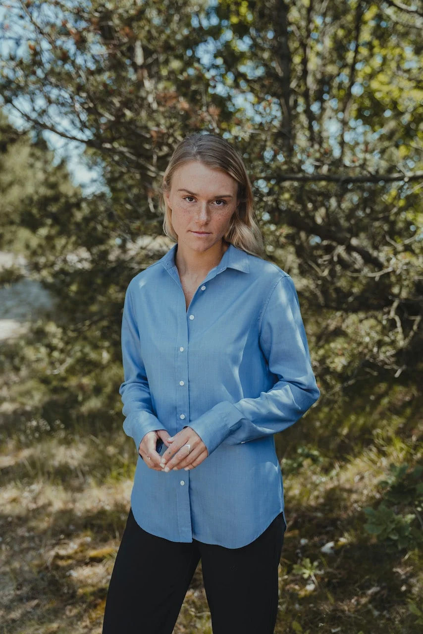 CHAMBRAY SKJORTE I TENCEL - BLÅ