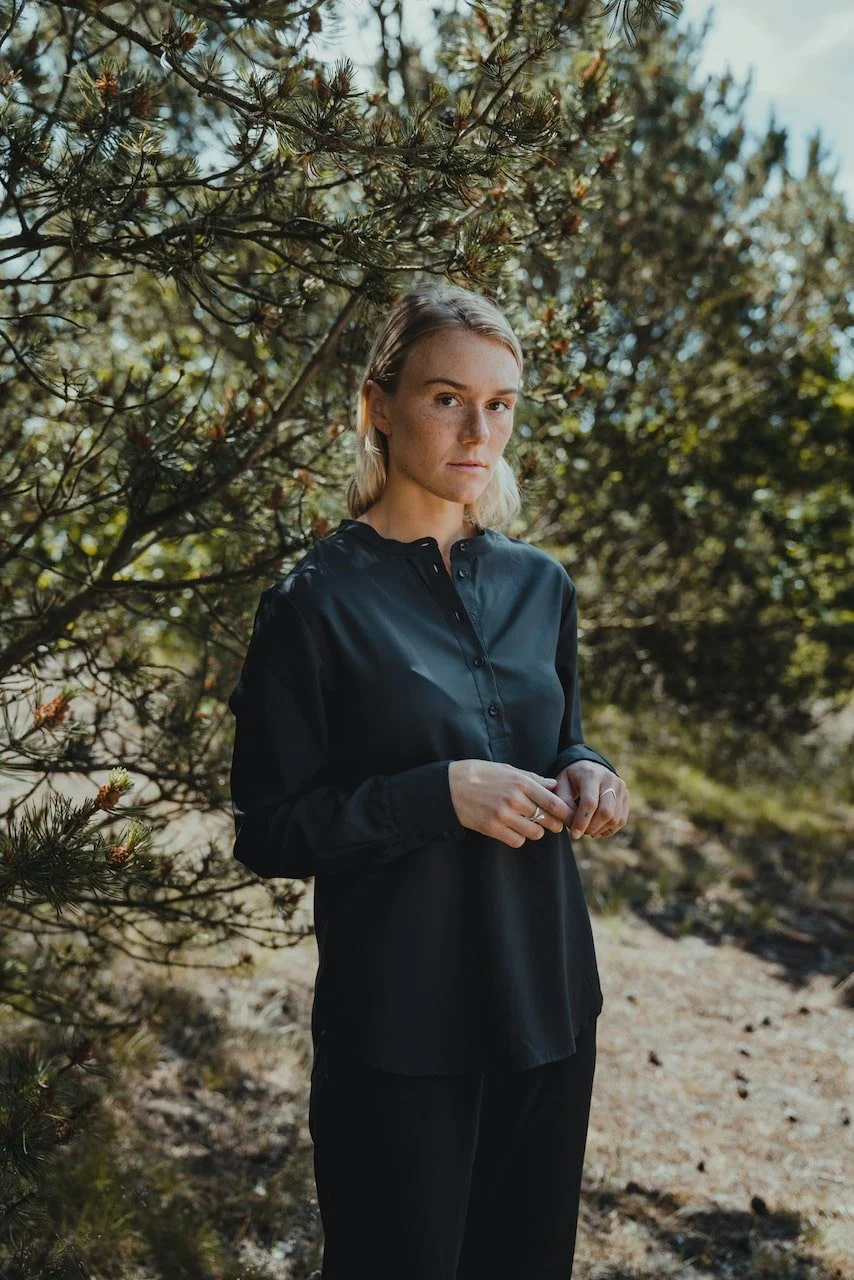 SKJORTE MED KINAKRAVE I TENCEL™ - SORT