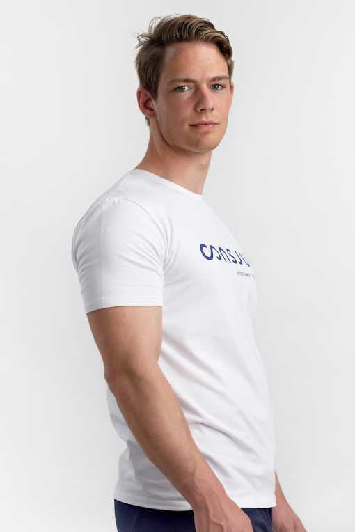 Herre T-shirt i økologisk bomuld i farven hvid med consjus logo print i farven blå set forfra